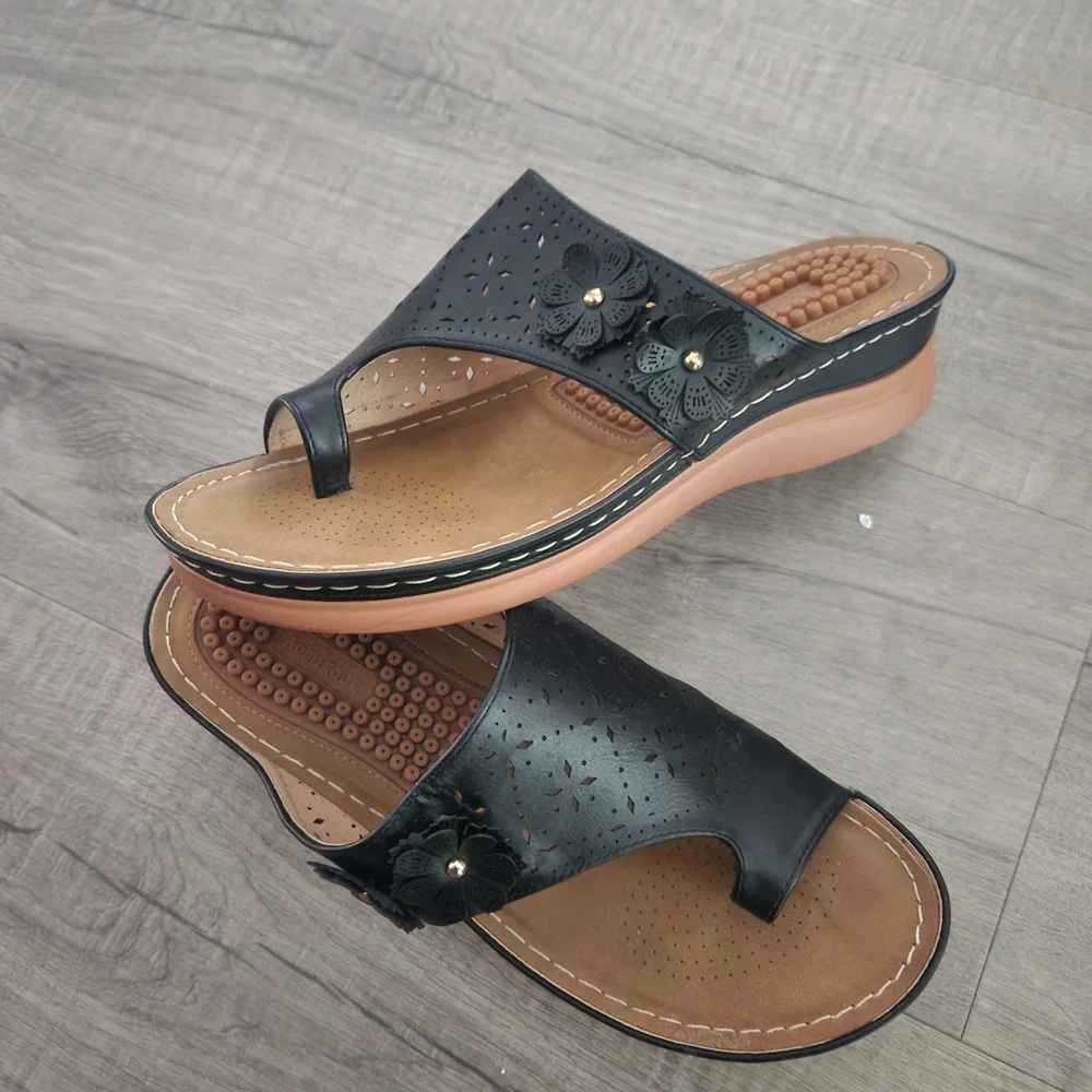 Aomigoot Black Floral‎ Laser Cut Toe Loop Wedge Sandals Size 42 Comfort Slides